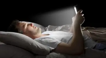 “عمى الهاتف الذكي العابر”.. حالة مؤقتة قد تصيب مستخدمي الهواتف قبل النوم
